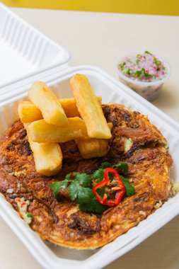 Rayo omleti, çırpılmış yumurta ile karıştırılmış kurutulmuş ve parçalanmış gitar etinden oluşur. Ayrıca Çin soğanı ve kırmızı biber gibi malzemeler de eklenir..