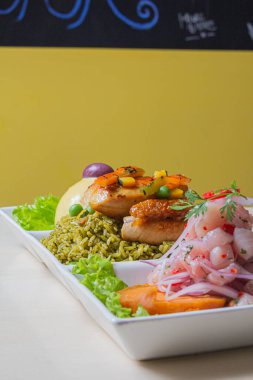 Ceviche, arroz con pato, papa huancaina ve diğerleri gibi tipik Peru yemekleri..