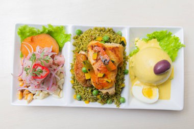 Ceviche, arroz con pato, papa huancaina ve diğerleri gibi tipik Peru yemekleri..