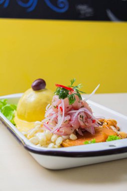 Huancaina patatesi eşliğinde tavuk pilavı.