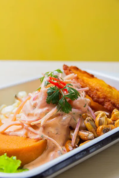 Peru tahliyesi, yanında tatlı patates, biber ve mısır keki..