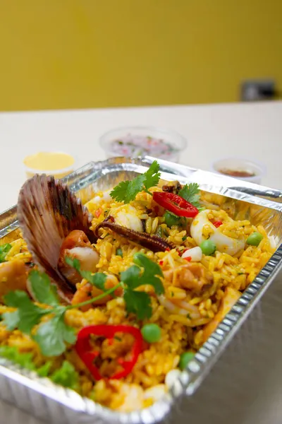 Deniz mahsullü pilav. Kremalı pirinç, ev kremalı deniz ürünleri ve Creole sarza.