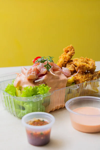 Ceviche, arroz con pato, papa huancaina ve diğerleri gibi tipik Peru yemekleri..