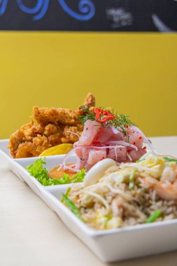 Ceviche, ördekli pirinç, huancaina patatesi ve diğerleri gibi tipik Peru yemekleri..