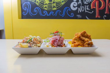 Ceviche, ördekli pirinç, huancaina patatesi ve diğerleri gibi tipik Peru yemekleri..