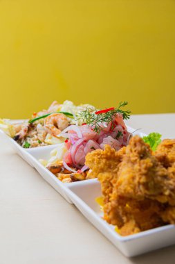Ceviche, ördekli pirinç, huancaina patatesi ve diğerleri gibi tipik Peru yemekleri..
