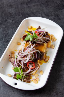 Kuru et, tipik bir Peru yemeği, yanında da yucca ve soğan sarsa sosu..