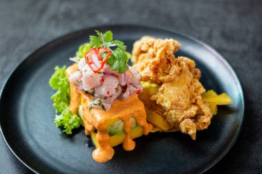 Neden acevichada, kızarmış balık eşliğinde.