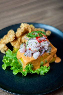 Neden acevichada, kızarmış balık eşliğinde.