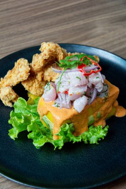 Neden acevichada, kızarmış balık eşliğinde.