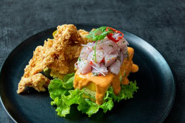 Neden acevichada, kızarmış balık eşliğinde.