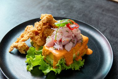 Neden acevichada, kızarmış balık eşliğinde.