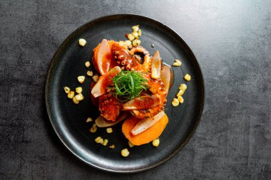 Causa Limea 'ya sulu ahtapot, mısır ve tatlı patates eşlik ediyor..