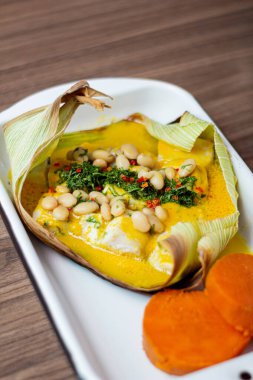 Çok sulu sıcak ceviche, yanında tatlı patatesle panca.