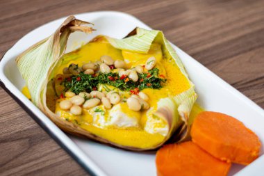 Çok sulu sıcak ceviche, yanında tatlı patatesle panca.