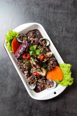 Yanında soğan sarsa ve tatlı patatesli yengeç olan siyah kabuklu ceviche..