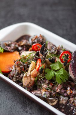 Yanında soğan sarsa ve tatlı patatesli yengeç olan siyah kabuklu ceviche..