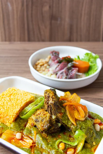 Kalınlığı, Peru mutfağının tipik bir mısır ve et yahnisi olup yanında da uskumru ceviche bulunur..