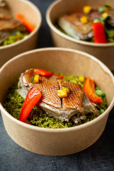 Arroz con pato, tipik bir Peru yemeği, gri arka planda bir tencerede.