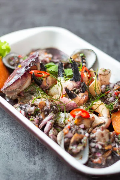 Yanında soğan sarsa ve tatlı patatesli yengeç olan siyah kabuklu ceviche..