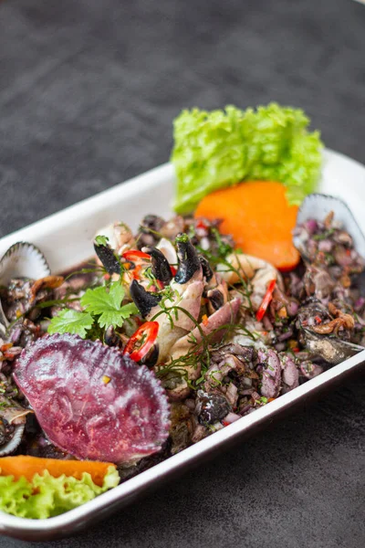 Yanında soğan sarsa ve tatlı patatesli yengeç olan siyah kabuklu ceviche..