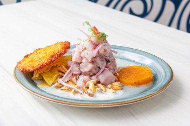 Peru tahliyesi, yanında tatlı patates, biber ve mısır keki..