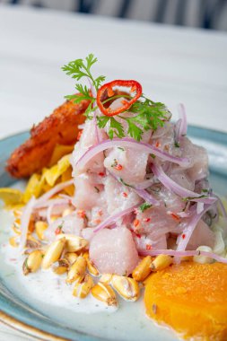 Peru tahliyesi, yanında tatlı patates, biber ve mısır keki..