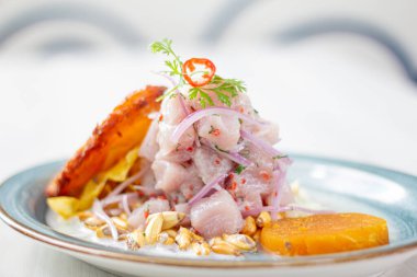 Peru tahliyesi, yanında tatlı patates, biber ve mısır keki..