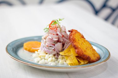 Peru tahliyesi, yanında tatlı patates, biber ve mısır keki..