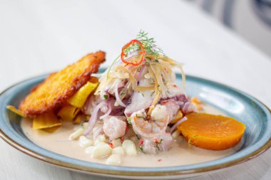 Peru tahliyesi, yanında tatlı patates, biber ve mısır keki..