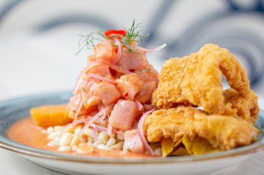 Peru tahliyesi, çok baharatlı mısır, tatlı patates ve bezelyeli domuz derisi..