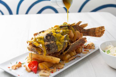 Kızarmış yukka soslu kızarmış dorado balığı..