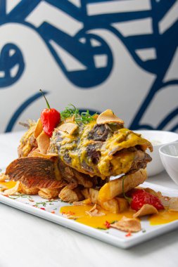 Kızarmış yukka soslu kızarmış dorado balığı..