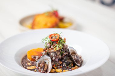 Kabuklu siyah ceviche, Peru 'da çok tipik. beyaz tabakta.