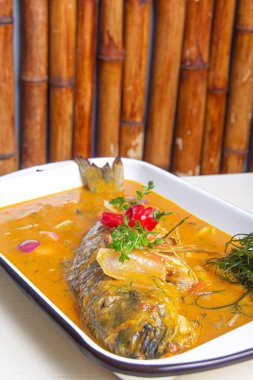 Sebze ve baharat suyuyla karıştırılmış balık teri..