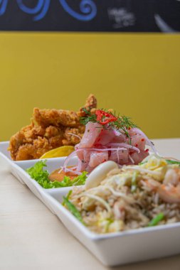 Ceviche, ördekli pirinç, huancaina patatesi ve diğerleri gibi tipik Peru yemekleri..