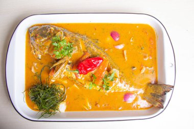 Sebze ve baharat suyuyla karıştırılmış balık teri..