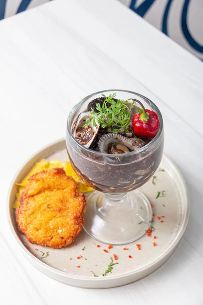 Siyah kabuklar ve balıklarla birlikte panter sütü..