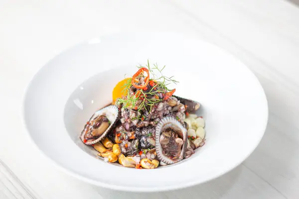 Peru ceviche ikilisi, siyah kabuklar ve klasik balık ceviche..