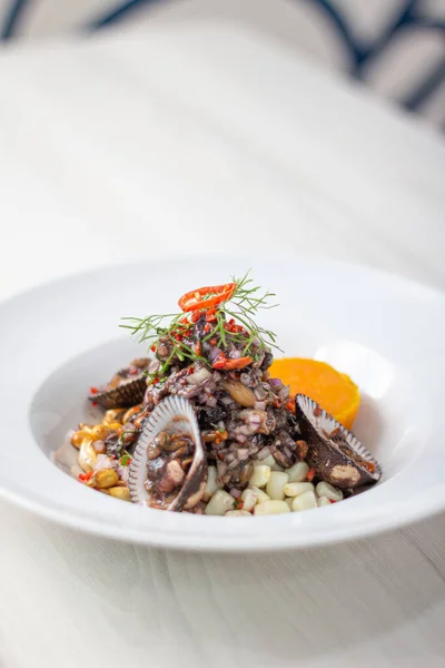 Kabuklu siyah ceviche, Peru 'da çok tipik. beyaz tabakta.