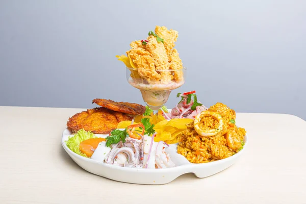 Mısır keki ve deniz ürünleri pilavıyla mükemmel bir Peru ceviche karışımı..