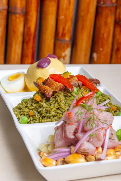 Ceviche, arroz con pato, papa huancaina ve diğerleri gibi tipik Peru yemekleri..