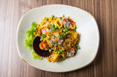 Deniz mahsullü pilav. Kremalı pirinç, ev kremalı deniz ürünleri ve Creole sarza.