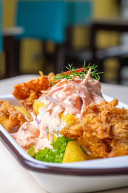 Ceviche, arroz con pato, papa huancaina ve diğerleri gibi tipik Peru yemekleri..