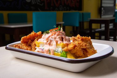 Ceviche, arroz con pato, papa huancaina ve diğerleri gibi tipik Peru yemekleri..