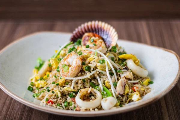 Balık şöförü. Deniz ürünleri ve pirinç tavayı, Çin sebzelerini ve demirhindi sosunu bizim tarzımızda karıştırır..