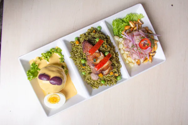 Ceviche, arroz con pato, papa huancaina ve diğerleri gibi tipik Peru yemekleri..