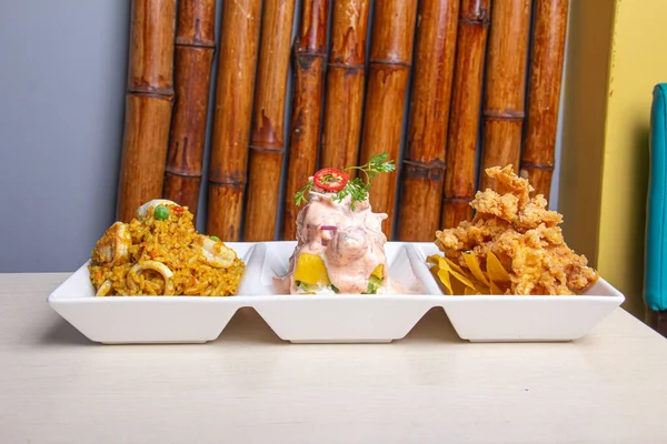 Ceviche, arroz con pato, papa huancaina ve diğerleri gibi tipik Peru yemekleri..