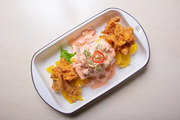 Ceviche, arroz con pato, papa huancaina ve diğerleri gibi tipik Peru yemekleri..