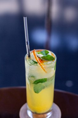 Bardaki siyah masada farklı lezzetli kokteyller. Metin için boşluk